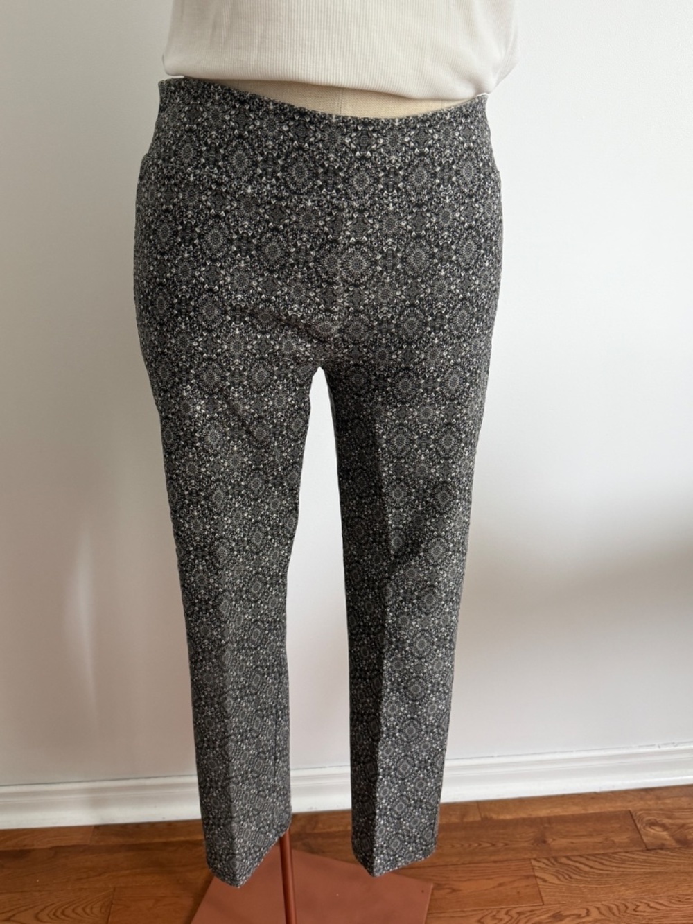 Studio Point - Black and White Slip-on Ankle Pants